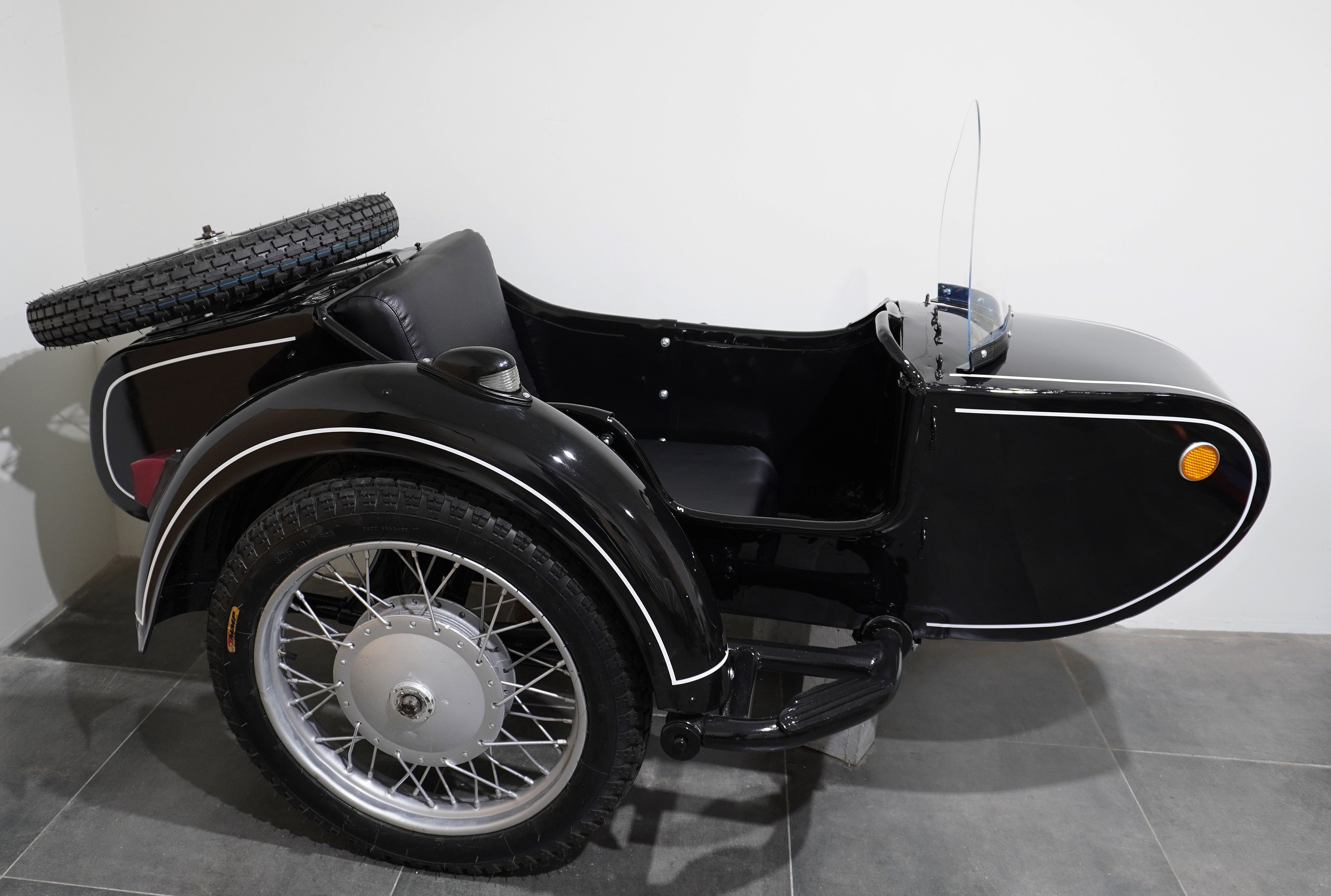 prepayment Dnepr Sidecar with spare wheel, windshield and white stripe for Mark Collins